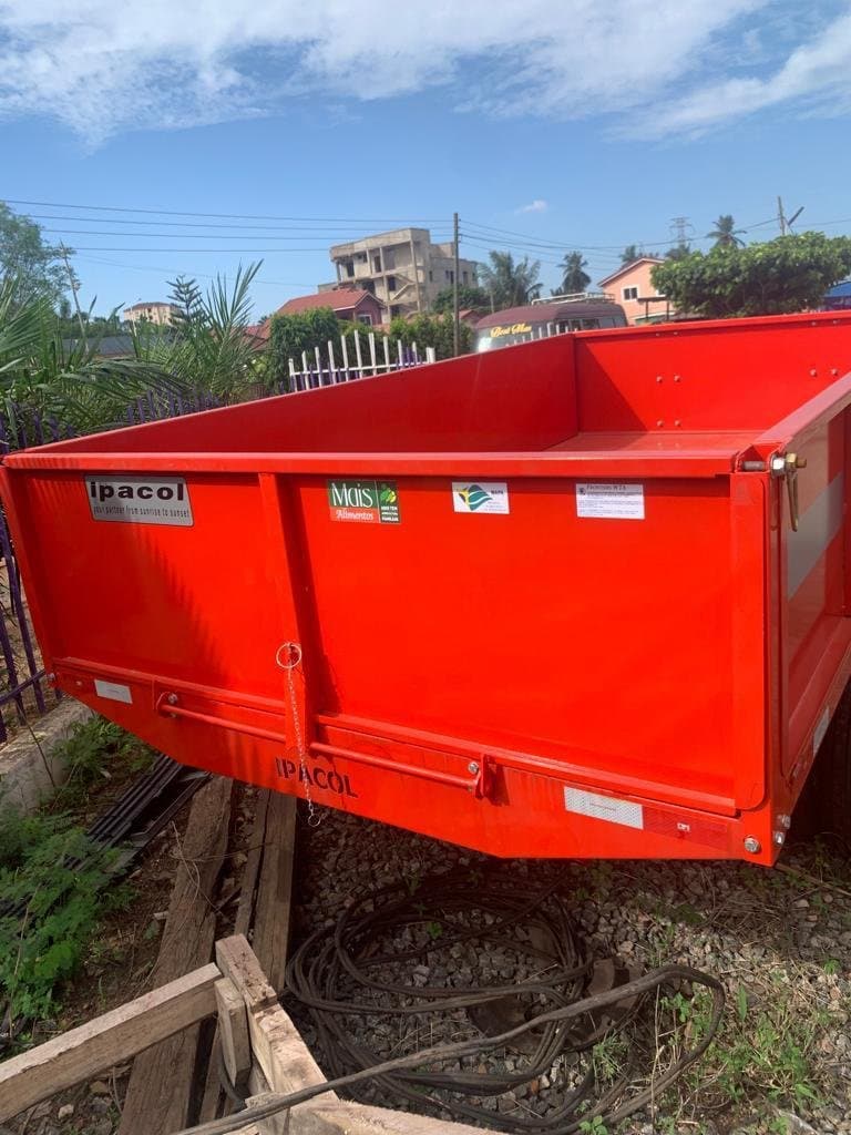 Ipacol tipping trailer viewed from the side